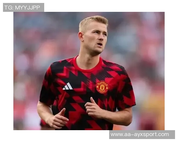 德里赫特社交媒体分享庆祝照片感谢曼联球迷支持艰难比赛后的喜悦