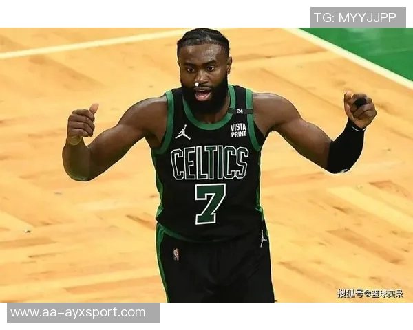 杰伦布朗半场表现惊艳10投8中三分命中率高达80砍下22分引领球队奋勇争先