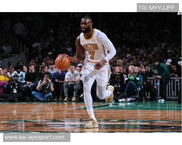 杰伦布朗全能表现15投6中斩获25分8篮板7助攻罚球命中率高达92